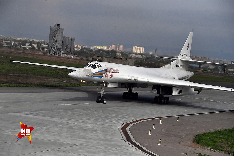 Ту-160 выруливает на взлетную полосу. Фото: Владимир ВЕЛЕНГУРИН