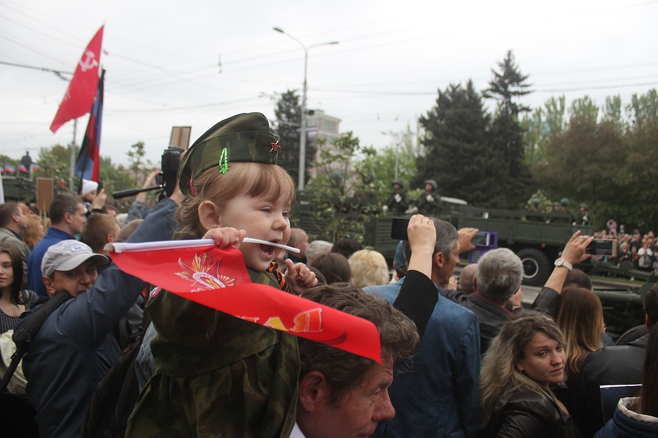 На парад люди собирались с семи утра. ФОТО: Никита МАКАРЕНКОВ, Павел ХАНАРИН