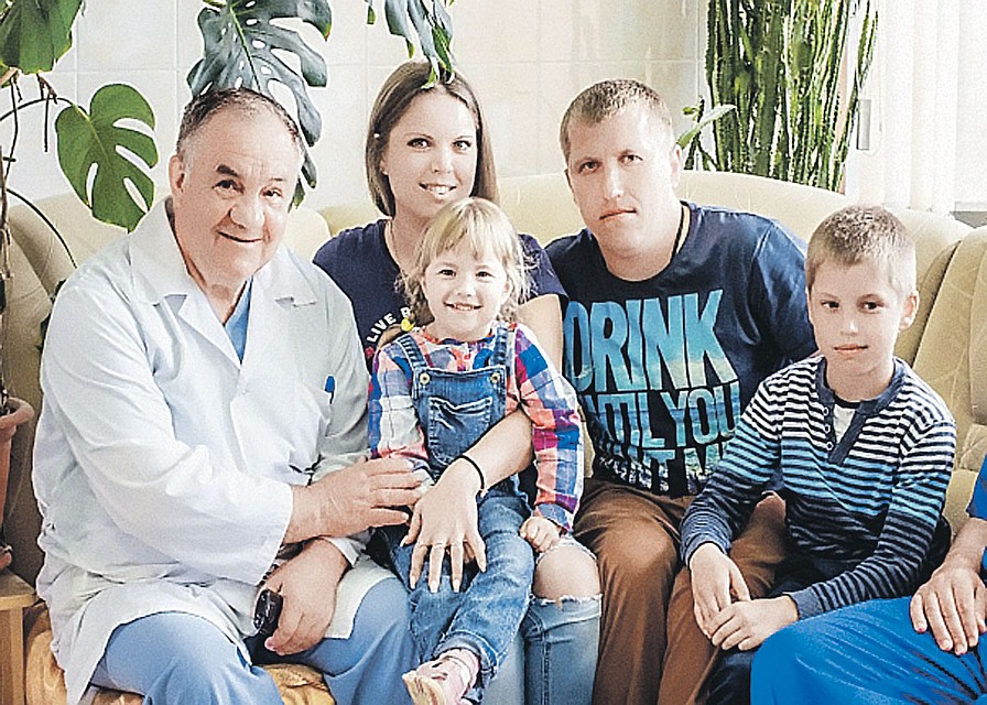 Доктор Медведев с семьей Мазур, которая считает его родным. Ведь он спас маму Таню и крошку Настеньку (на фото - в центре). Фото: Первый канал