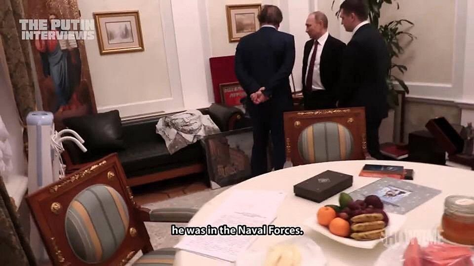 В центре кабинета расположился круглый стол, на котором была тарелка с фруктами и банка меда