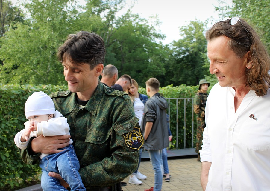 Владимир Скобцов вместе с сербским снайпером Деки и маленьким дончаниным. ФОТО: Из личного архива