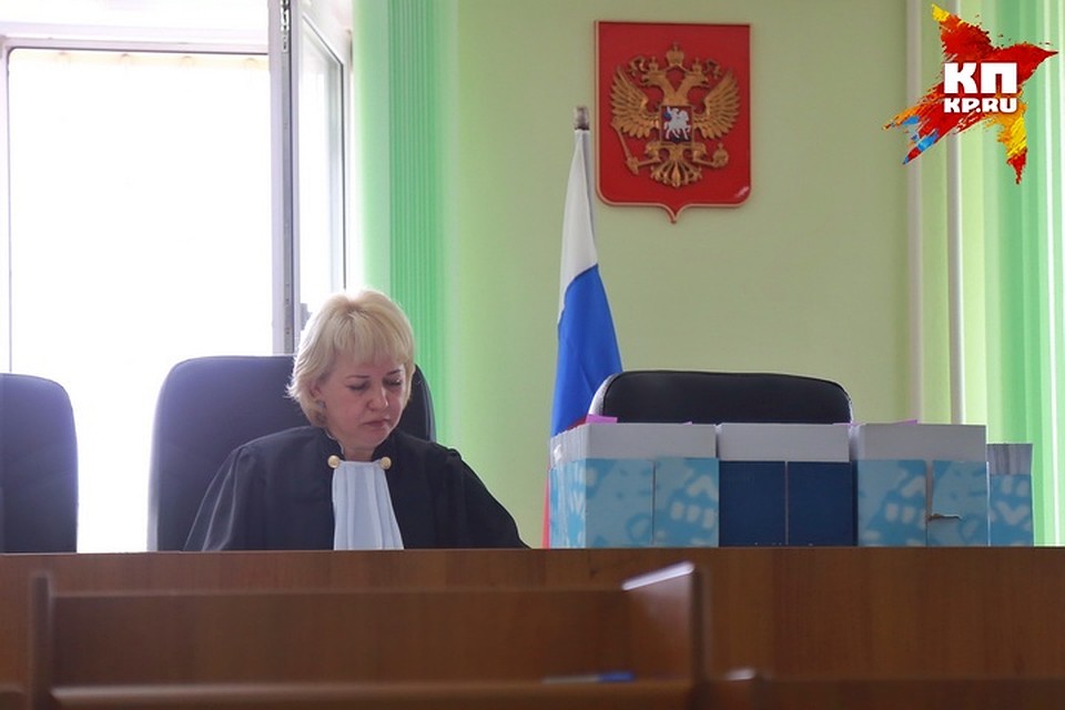 На столе у судьи в коробках - десятки томов уголовного дела Фото: Мария ЛЕНЦ
