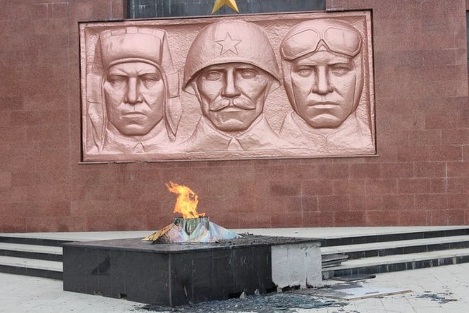 Еще девицы откололи две декоративных плиты от постамента. Фото: Подслушано Южноуральск (vk.com)