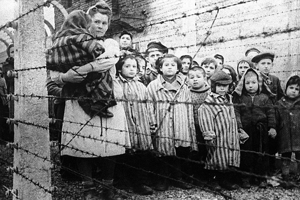 27 января 1945 года. Оставшиеся в живых дети после освобождения немецко-фашистского концентрационного лагеря Освенцим советскими войсками. ФОТО Фотохроника ТАСС