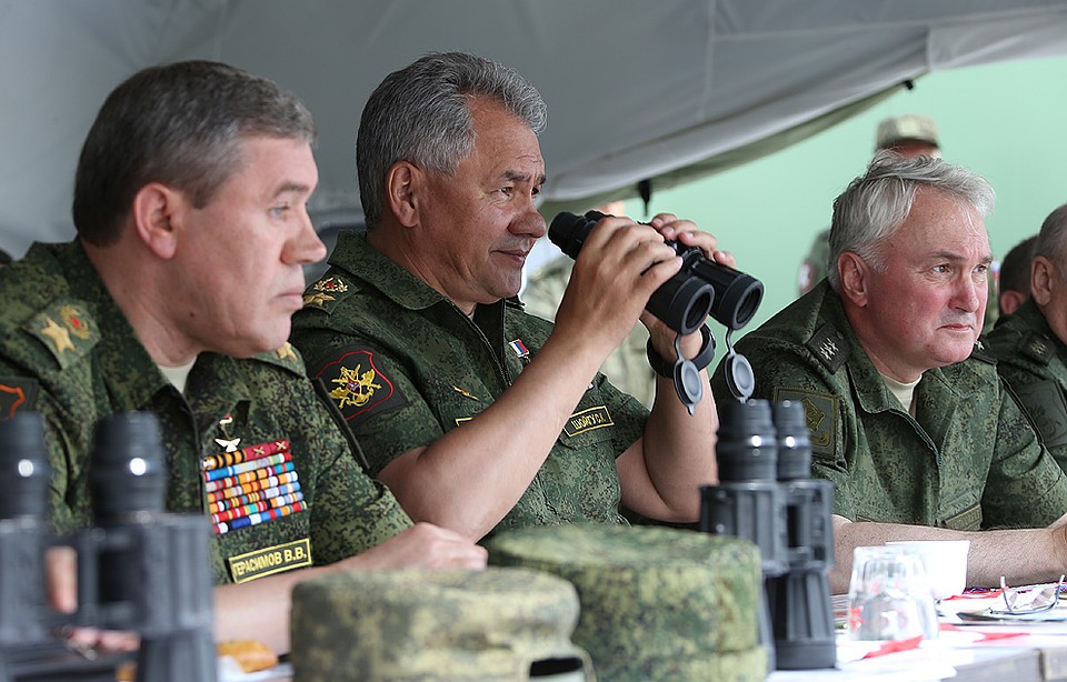 Министр обороны РФ Сергей Шойгу наблюдает за ходом учений. ФОТО Вадим САВИЦКИЙ/Министерство обороны РФ