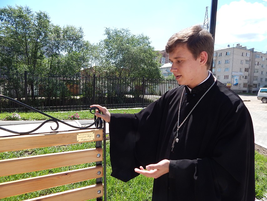 Кто-то спросит: «Зачем люди жертвуют деньги на эти лавочки?» Но ведь это тоже доброе дело, - говорит отец Евгений. Фото: Юлия ГОМАН