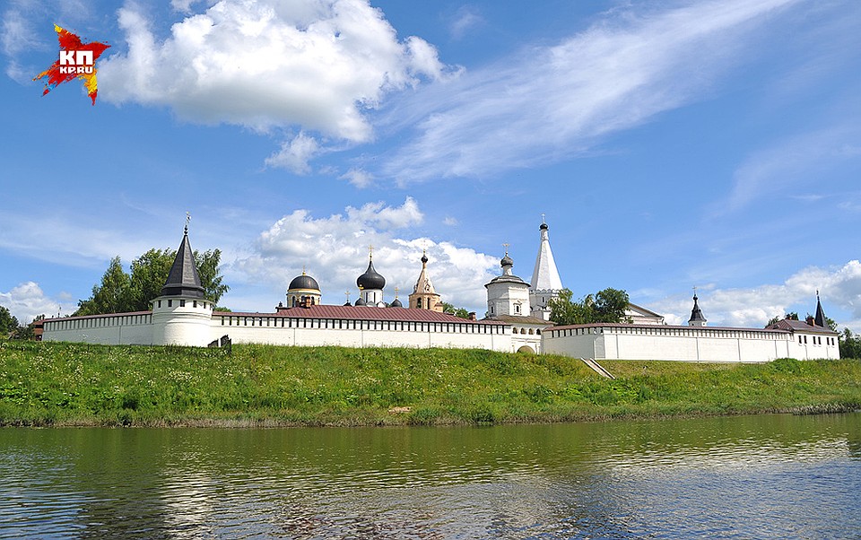 Вид на Старицкий монастырь с Волги. Фото: Виктор ГУСЕЙНОВ