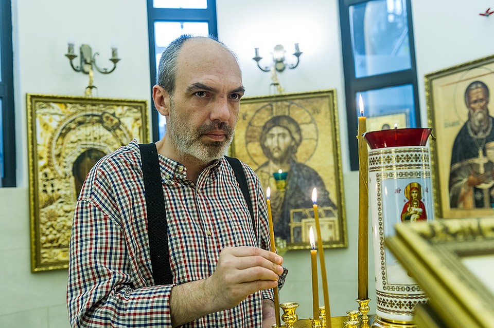 Павел нашел помощь в часовне при аэропорте Фото: Олег ЗОЛОТО