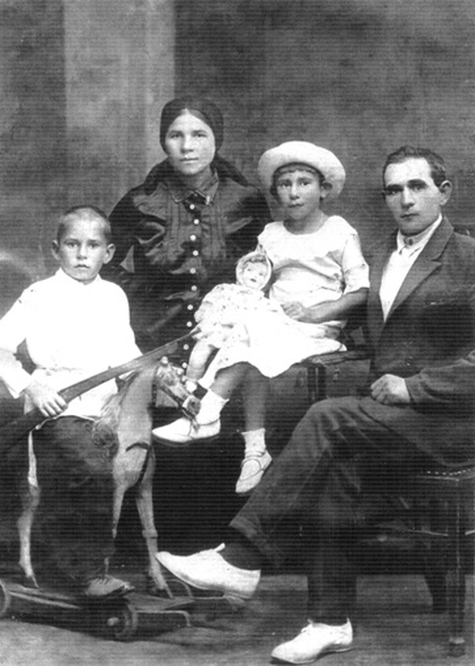 Семья Песковых. Крайний слева - Вася. Вторая справа - сестра Маша. 1938 год.