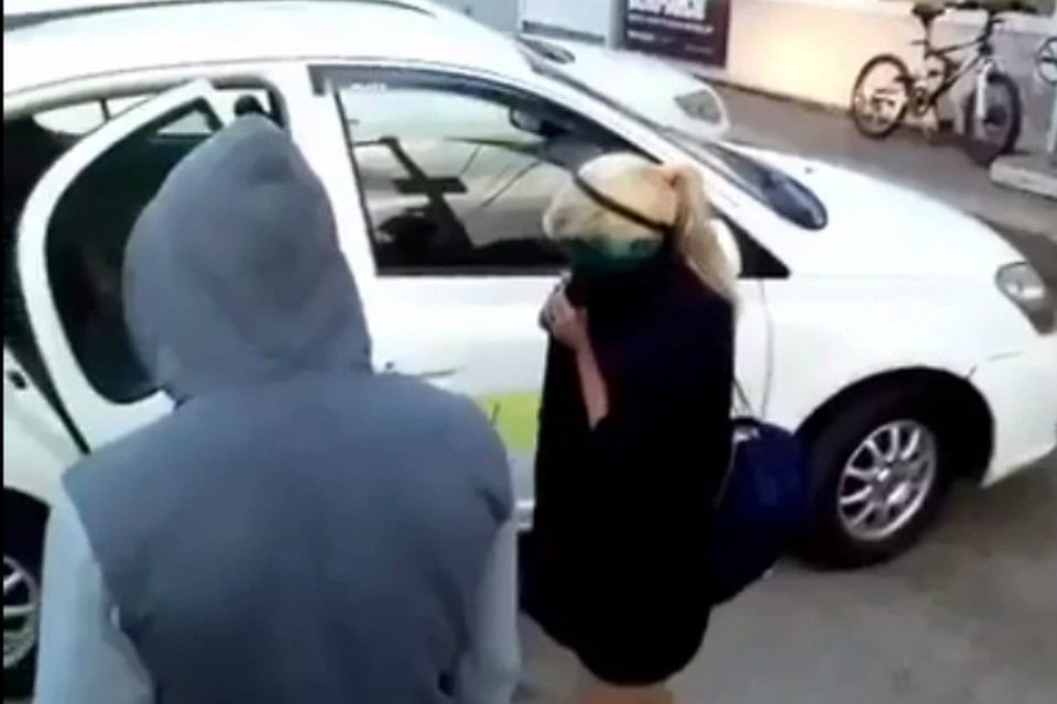 В Хабаровске таксисты заставили пассажирок без денег умыться зеленкой и сняли это на видео Фото: Социальные сети