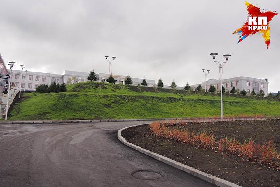 Внутренний двор уже на данном этапе выглядит достойно. Хотя, конечно, хотелось бы еще больше цветов и деревьев. Фото: Виктор КОСТРОВ