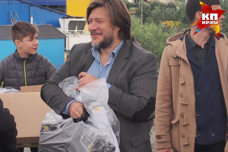 Многие родители взяли на себя роль грузчиков. С другой стороны, были и такие дети, кто тащил весь внушительный груз обмундирования на себе. Фото: Виктор КОСТРОВ