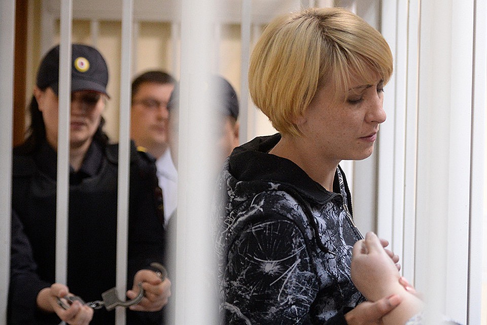 6 июля 2017. Ольга Алисова, обвиняемая по делу о гибели шестилетнего мальчика Алеши Шимко, на рассмотрении ходатайства следствия о заключении ее под стражу в Железнодорожном городском суде Московской области. ФОТО Дмитрий Серебряков/ТАСС