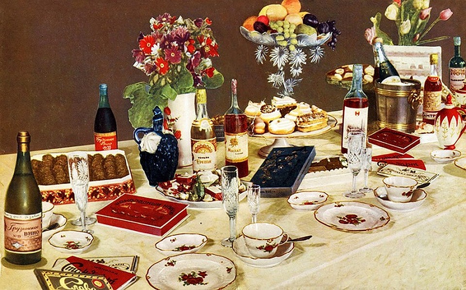 Иллюстрация к «Книге о вкусной и здоровой пище» 1952 года, в предисловии к которой Сталин написал: «Революция дала народу возможность зажиточной и культурной жизни». Но увидеть такие яства можно было только на кремлевских столах.