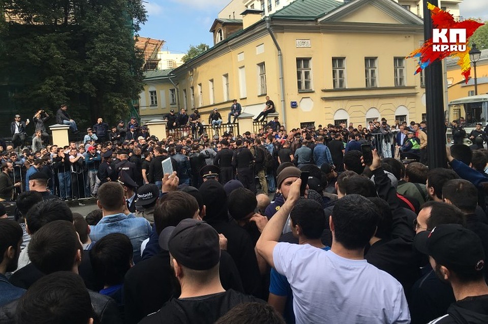 Мы не позволим убивать наших братьев! - кричали в Москве люди в тюбетейках и напирали на ограждение полиции Фото: Павел КЛОКОВ