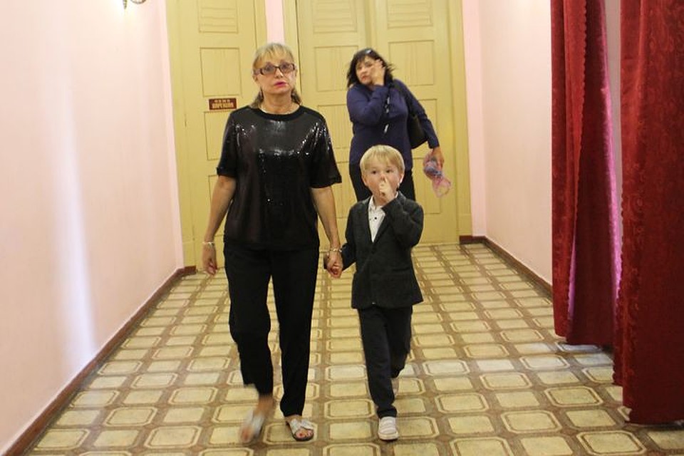 Жена Боярского изменила "черному стилю", как только сошла с дорожки - сменила обувь на более удобную, которая оказалась светлой. Фото: Галина КОВАЛЕНКО