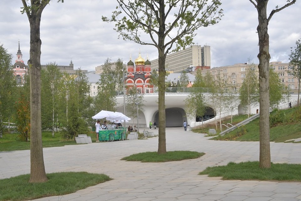 За прошедшие десятки лет в самом центре Москвы, у стен Кремля, могло появиться что угодно на месте парка "Зарядье". Фото: Владимир ВЕЛЕНГУРИН