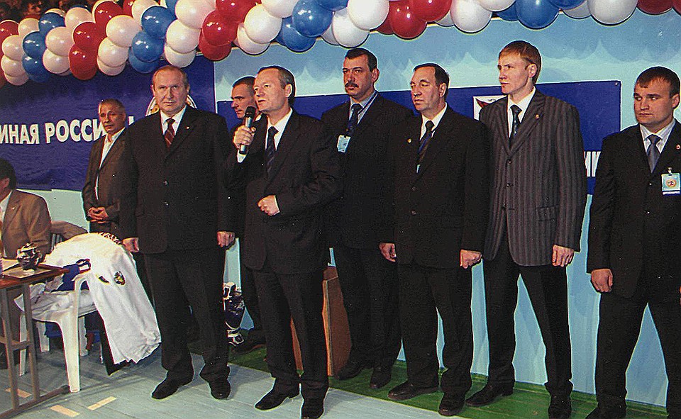 Веселые деньки Забайкалья, 2005 год. С микрофоном тогда губернатор Равиль Гениатулин, слева от него мэр Читы Анатолий Михалев. Справа бандит Красный и бандит Антип, все вместе открывают боксерский клуб. Фото газеты "Вечорка".