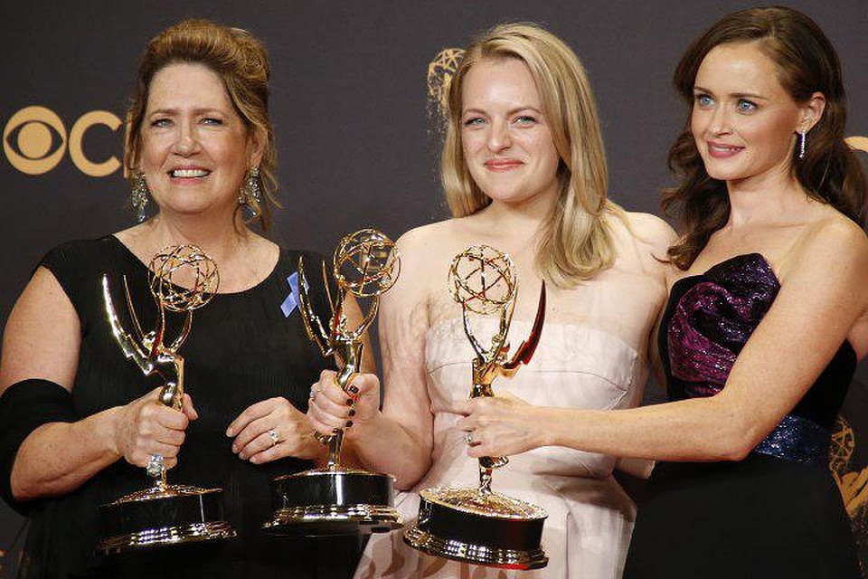 Лучшей актрисой в драматическом сериале стала Элизабет Мосс, исполнившая главную роль в «Рассказе служанки» (посередине) Фото: REUTERS