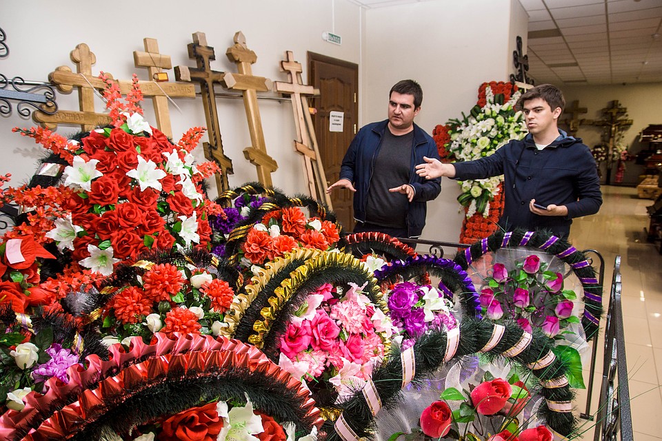 Расценки в магазине ритуальных услуг на Лунной самые разные. Одни венки стоят 500 рублей, а другие уже 5 тысяч Фото: Светлана МАКОВЕЕВА