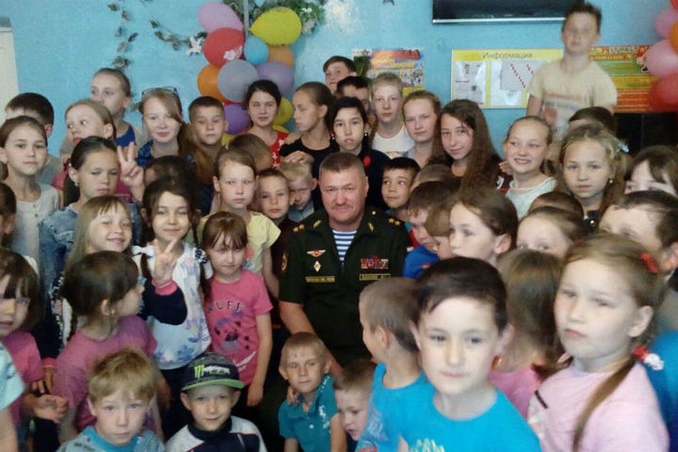 Генерал на встрече с детьми в родной школе в селе Калинино летом 2017 года.