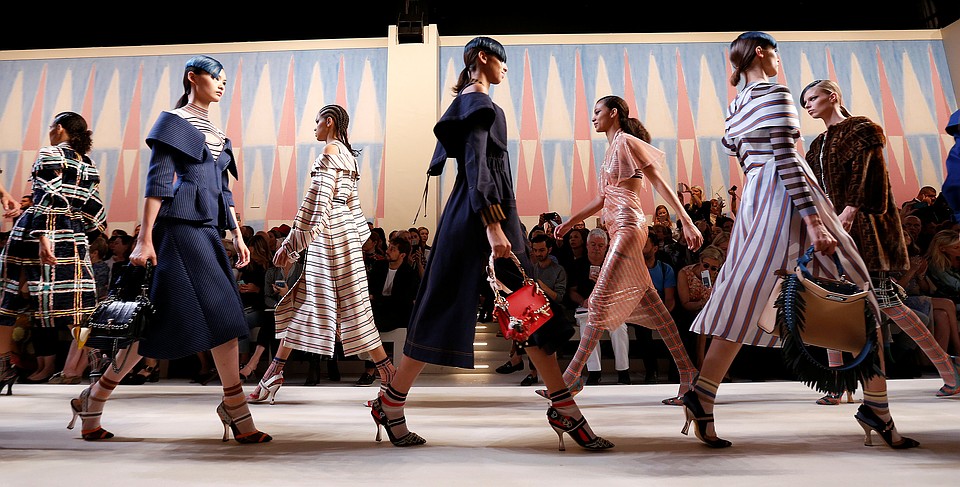 В новой коллекции Fendi торжествуют геометрические узоры в духе живописи Джакомо Баллы Фото: REUTERS
