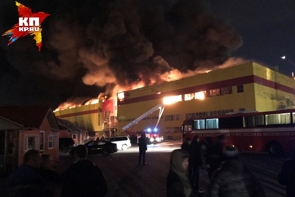 Пожар распространился на всю территорию рынка Фото: Виктор ГУСЕЙНОВ