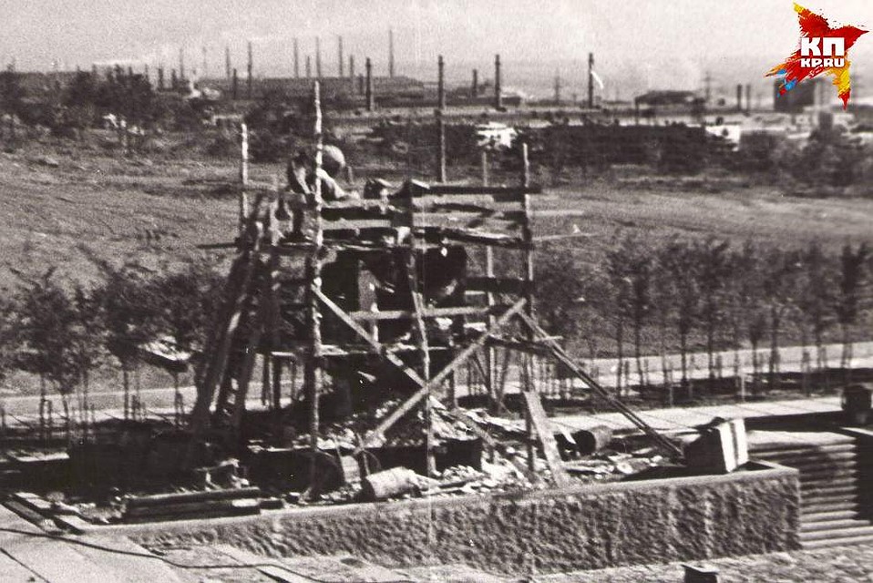 На площади Героев только начали отливать статуи. 1963 г. Фото: Музей-заповедник «Сталинградская битва».