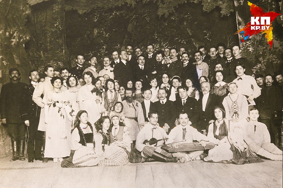 На этом групповом фото 1913 года, где снято более 50 человек, не сразу заметишь отсутствие одного лица. Фото: архив музея.