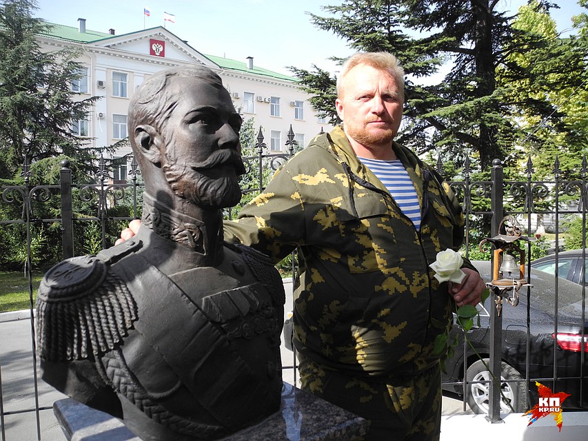 Смотритель часовни Натальи Поклонской Алексей Вобла: "Мне можно обнимать царя. Я - на царской службе!". В руке - роза вашего корреспондента. Фото: Ульяна СКОЙБЕДА