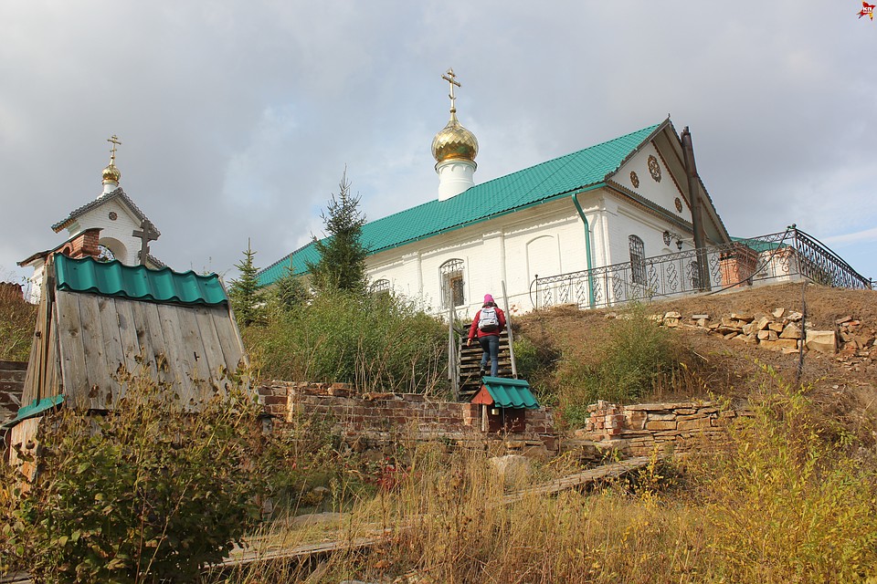Иргизский Воскресенский мужской монастырь, храм. Вид со стороны озера. Фото: Инна УЛЬРИХ