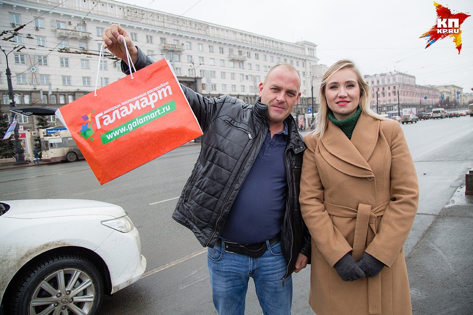 В пакете - полезные подарки! Фото: Валерий ЗВОНАРЕВ