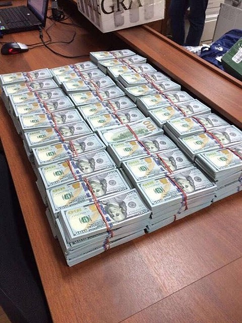 10 сентября 2016 года при обыске квартиры, оформленной на сводную сестру Захарченко, следователи изъяли более $120 миллионов и 2 миллиона евро Фото: Оперативная съемка