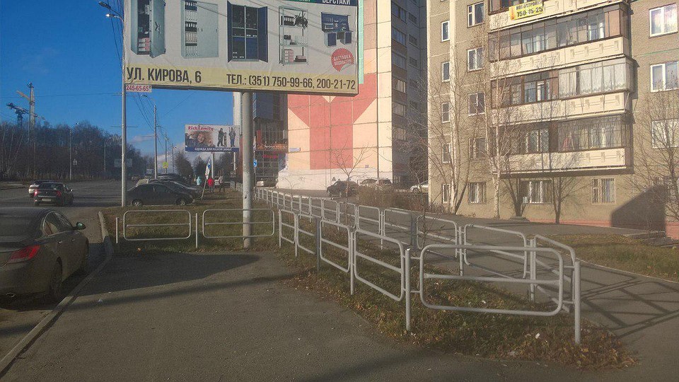 Эта фигурная конструкция, видимо, мешает водителям проходит на тротуар по газону. Но дешевле и красивее было сделать тропинку для любителей сокращать путь Фото: Андрей СОКОЛОВ