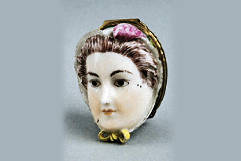 Мушечница. Около 1749 - 1754 гг. Фарфор, медь, роспись, позолота. Фото: из книги