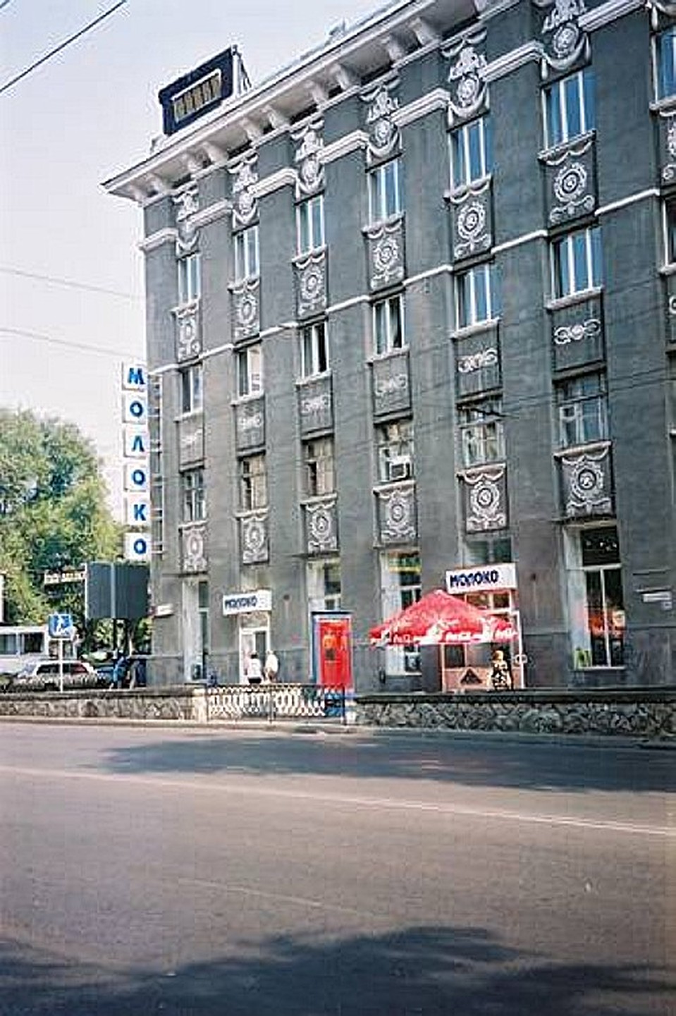 В году войны от него остался только остов (причем, именно на него водружали Красное знамя в честь освобождения города - дважды), и его отстроили заново, увеличив количество этажей до четырех, но оставив сам стиль. Фото: voopiik-don.ru.