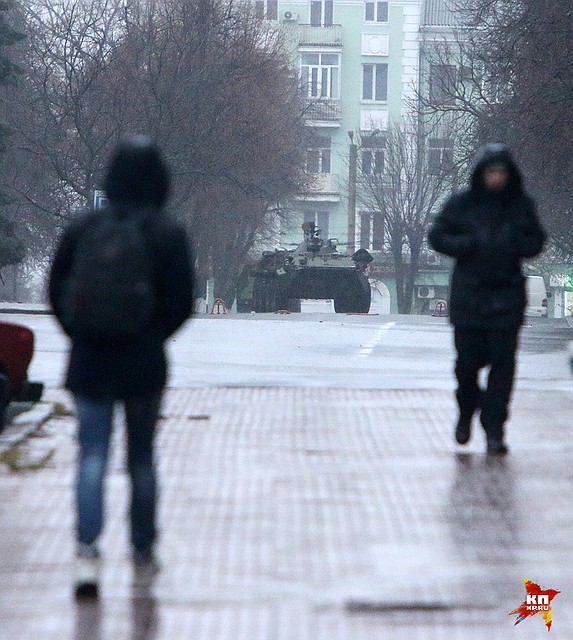 В столице ЛНР во вторник на улицы внезапно вышли вооруженные люди и техника Фото: Александр КОЦ