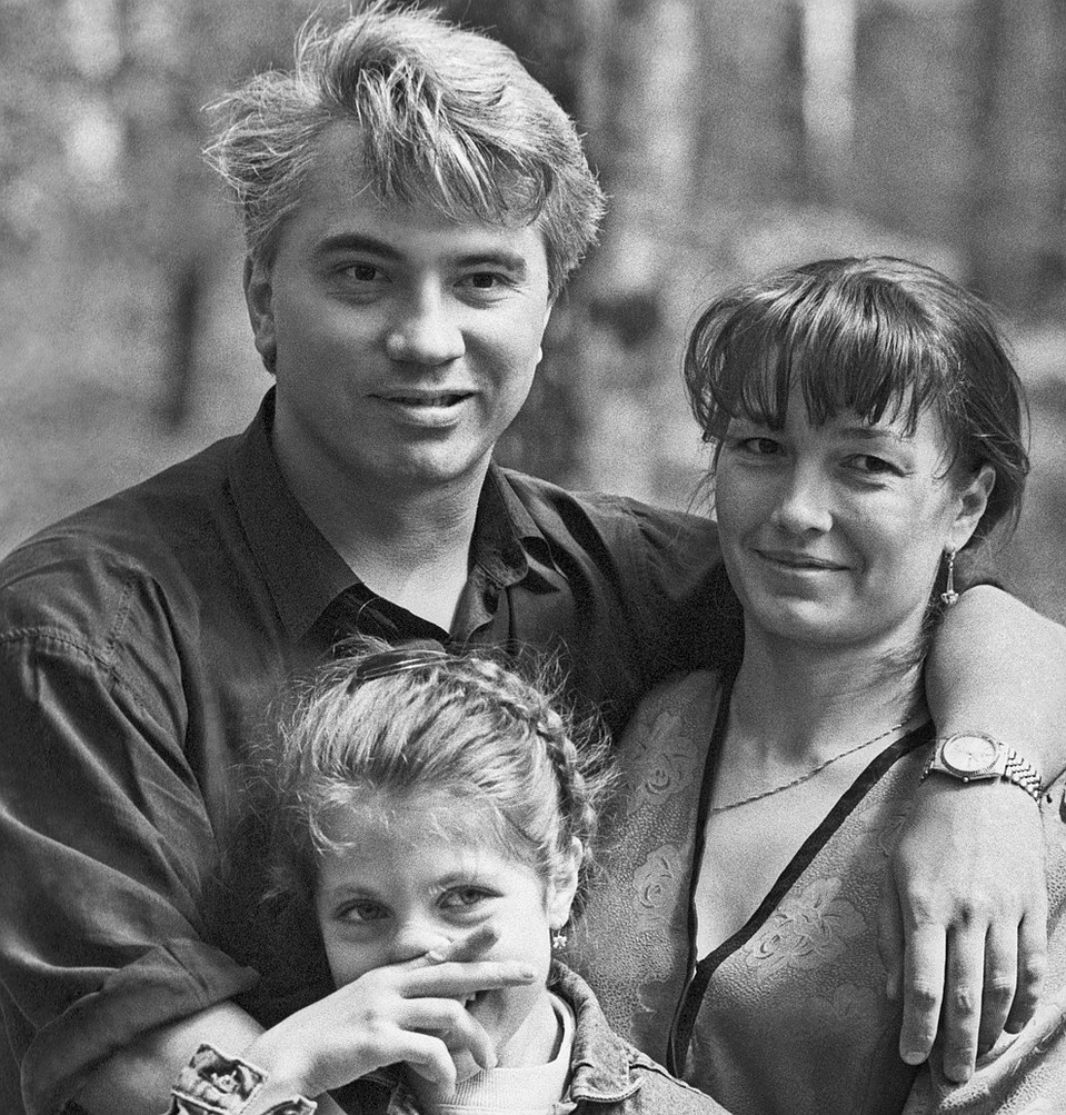 1993 год. Дмитрий Хворостовский с женой Светланой и ее дочерью Машей. Фото Григория Калачьяна /ИТАР-ТАСС/