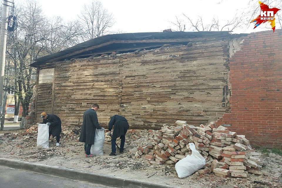 Стена могла рухнуть и на прохожих, но обвалилась на иномарки. Фото: Анна КОЛГАНОВА