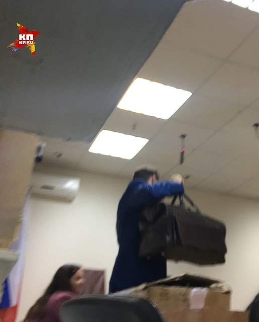 Два миллиона долларов в саквояже весят 21 килограммов 950 граммов. Фото Александра Вострова