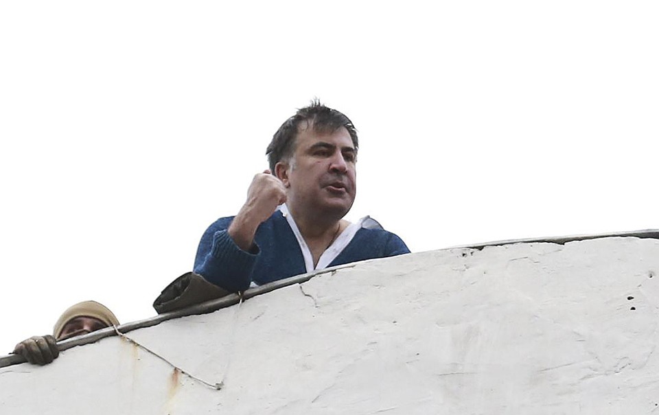Михаил снова заставил говорить о себе, когда его попытались задержать в киевской квартире. Политик ускользнул на крышу дома и оттуда поливал нынешнюю украинскую власть оскорблениями Фото: REUTERS