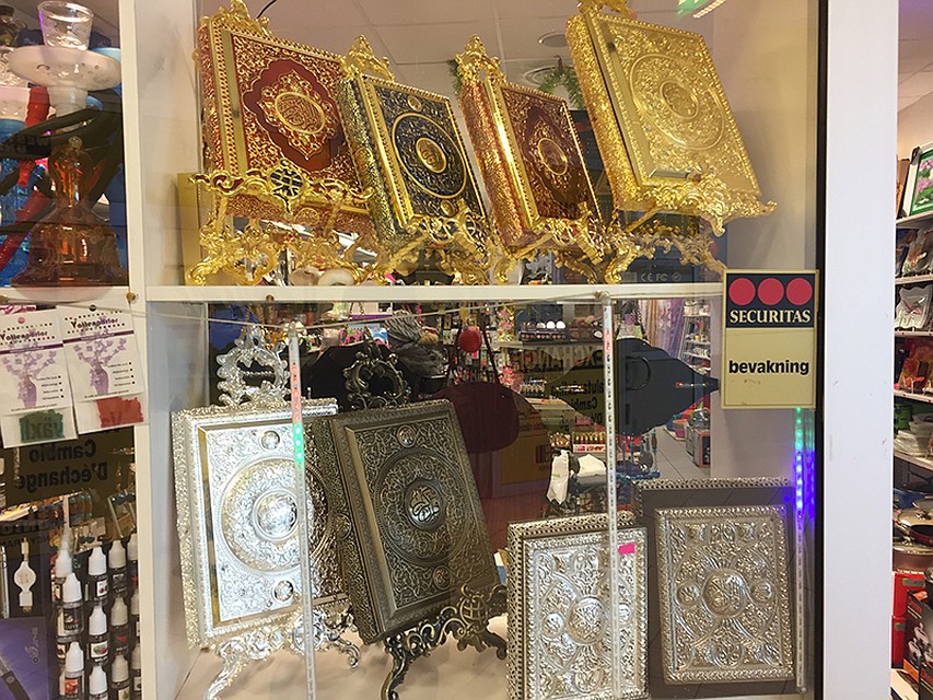 Кораны в шведском магазине в Мальме Фото: Дарья АСЛАМОВА