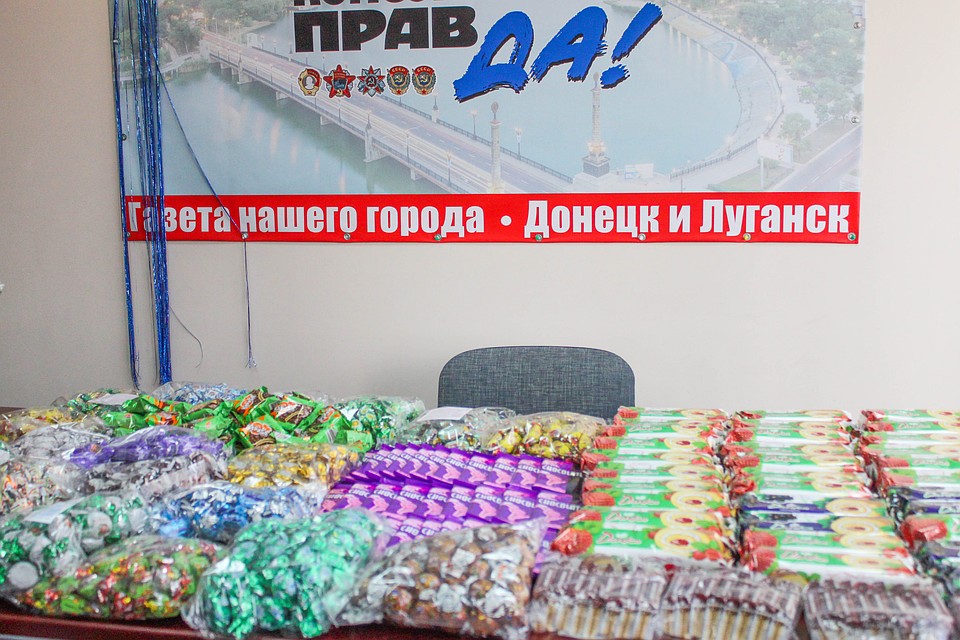 «Комсомолка» в Донецке провела первую благотворительную акцию. Мы повезли подарки в «красную зону» - детям фронтовой Саханки Фото: Никита МАКАРЕНКОВ, Павел ХАНАРИН