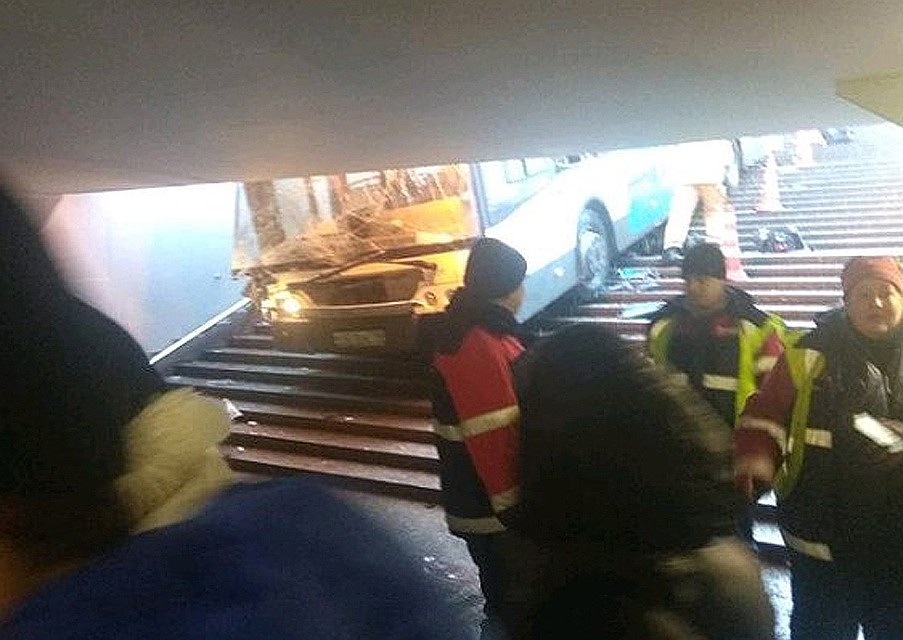 Автобус выехал с дороги на тротуар, после чего частично провалился в пешеходный переход. ФОТО makargeneralov @instagram