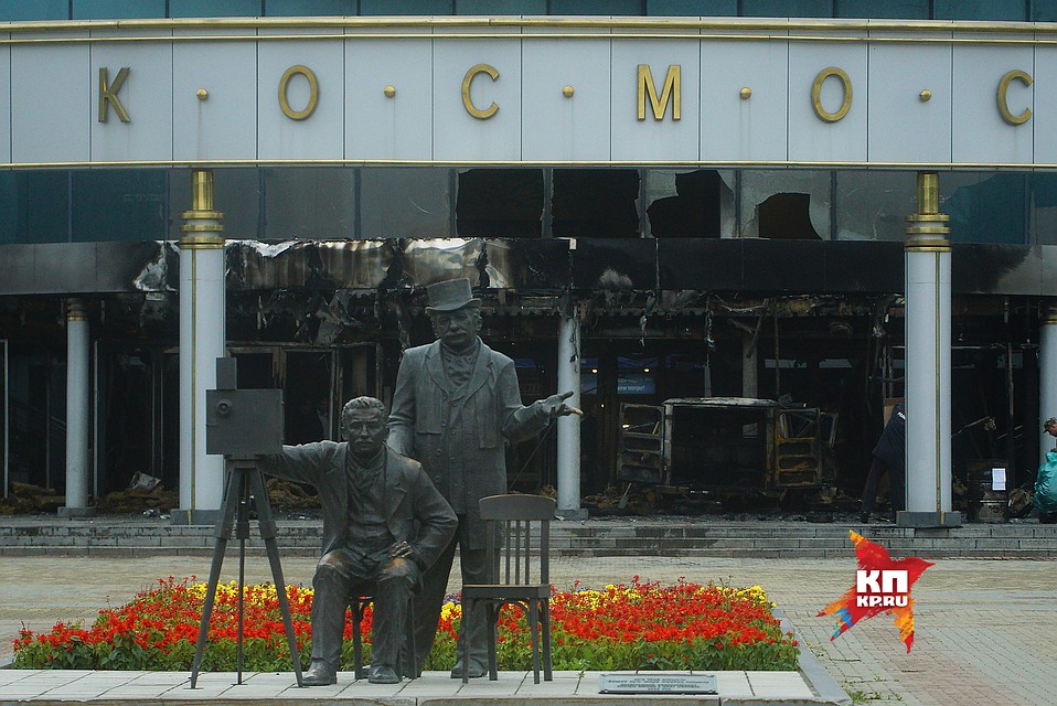 Екатеринбург. Последствия атаки на ККТ 'Космос', который пытался поджечь психически нездоровый мужчина, протаранив его на автомобиле УАЗ с газовыми баллонами 4,09,2017 Фото: Алексей БУЛАТОВ