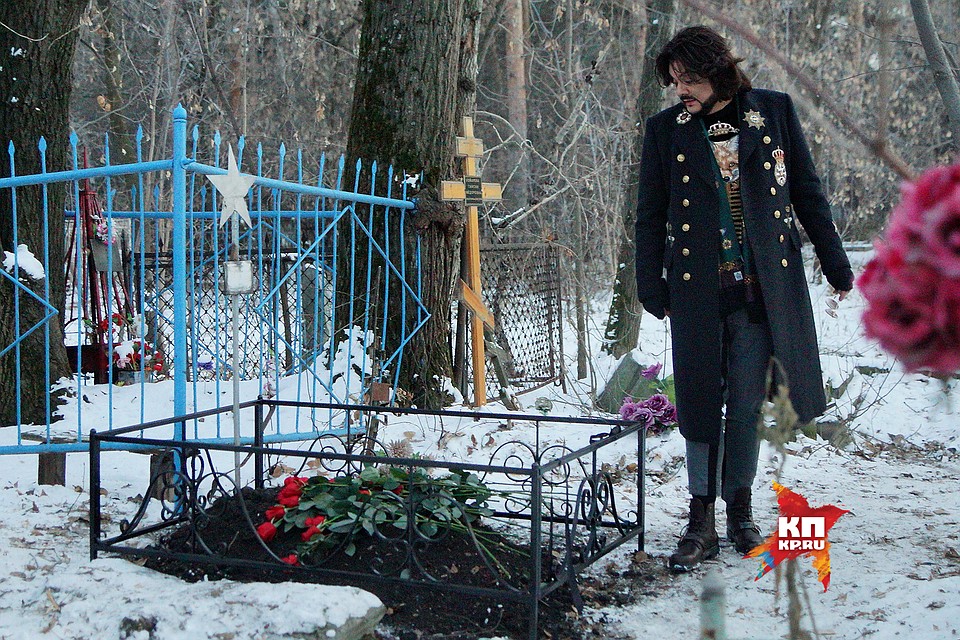 Екатеринбург. Российский певец Филипп Киркоров у могилы своего прадеда Виктора Маниона, известного циркового артиста 20-21 века. Магилу Маниона обнаружили историки во время переписи захоронений в центре Екатеринбурга 28,11,2017 Фото: Алексей БУЛАТОВ