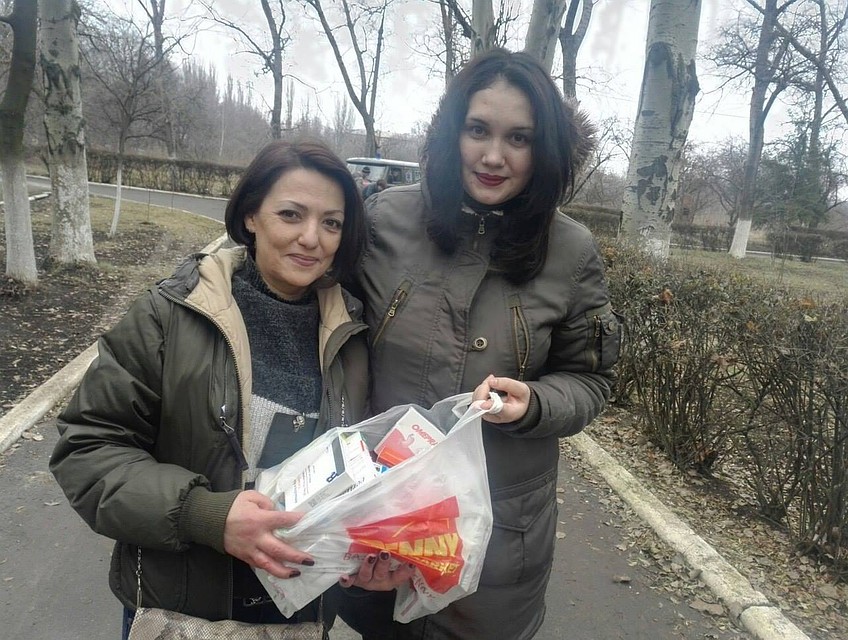 Виктория Иванова (слева) со Светланой. Благодаря Виктории, о девушке узнали сотни дончан. Фото: Юлия АНДРИЕНКО