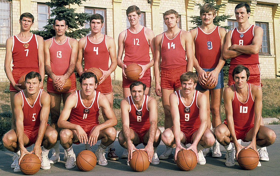 Олимпийская команда СССР по баскетболу 1972 г. Сидят: (слева направо) Паулаускас, Коркия, Саканделидзе, Едешко, Сергей Белов. стоят: Жармухамедов, Вольнов, Поливода, Коваленко, Александр Белов, Дворный и Болошев. Фото Вячеслава Ун Да-сина / ТАСС