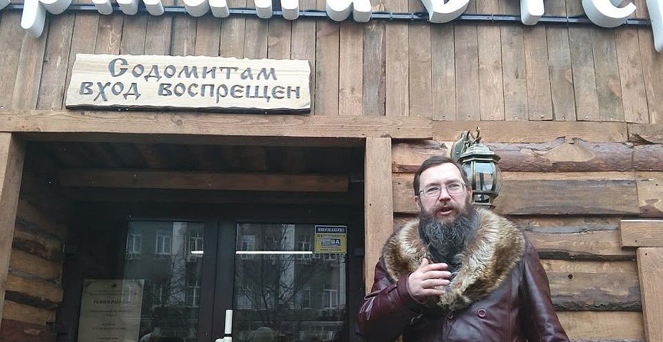 Герман Стерлигов на фоне знаменитой таблички во время открытия магазина в Ростове-на-Дону. Фото: Анна Дунаева, www1rnd.ru