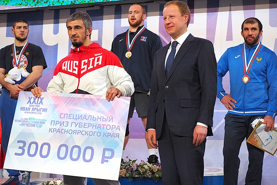 Сертификат на сумму 300 тысяч рублей вручен Анзору Уришеву Фото: Андрей МИНАЕВ